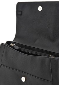 Borsa a tracolla in pelle nera con superficie testurizzata, chiusura frontale con bottone magnetico e tasca interna con zip per una conservazione sicura.