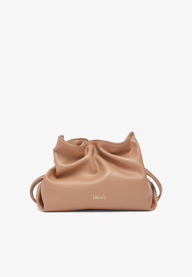 Zachte beige leren handtas met een geplooid ontwerp, voorzien van een subtiel merkembleem en een gladde textuur. Compacte vorm met een schouderriem.