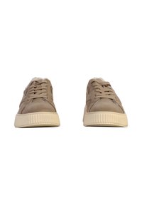 Sneaker in suede beige con punta arrotondata, lacci piatti e suola in gomma testurizzata di colore crema. Dettagli laterali e imbottitura al colletto.
