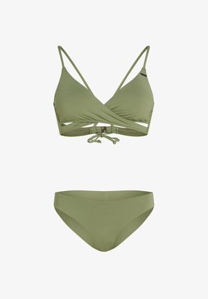 Olivengrønt bikinisett med trekantet topp som har tynne stropper og innpakningsdesign. Buksen er enkel og lav på livet, i matchende farge.