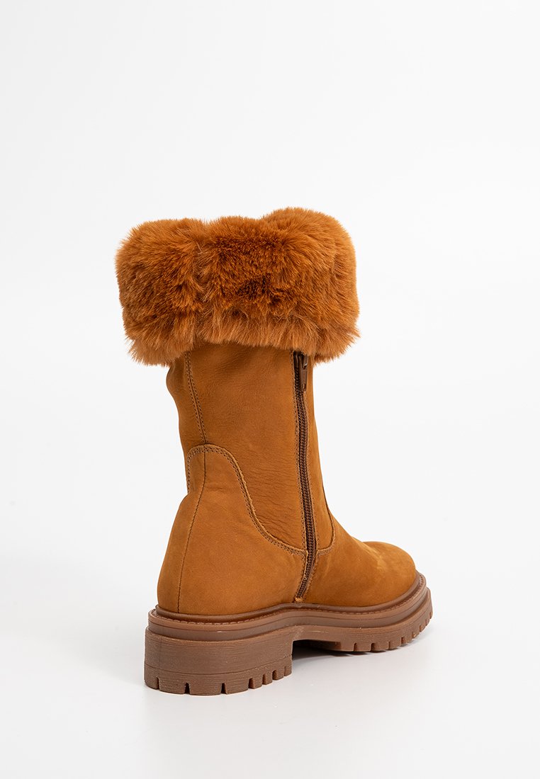 Bota de piel marrón claro hasta la rodilla con un puño de piel sintética, cremallera lateral y suela rugosa. Textura suave con un detalle de collar suave y esponjoso.