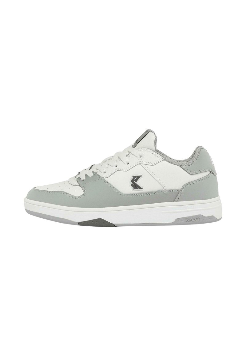 Fehér és világosszürke sneaker sima bőrből készült felsőrésszel, lézervágott betétekkel, párnázott gallérral és texturált fehér gumitalppal. Fekete logórészlet is található.