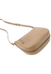Sac bandoulière en cuir beige avec une forme incurvée, poche avant zippée et sangle réglable sur fond blanc.