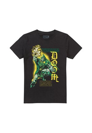 Schwarzes T-Shirt mit grüner und gelber Marvel Doctor Doom Illustration, die die Figur beim Zaubern zeigt, mit Text "DOOM" und Marvel-Logo darunter.
