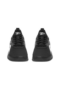 Zapatillas deportivas negras con parte superior de malla, cordones y suela de goma. Presentan un logo blanco y un diseño de acento en los laterales.