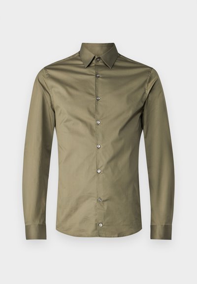 Olivgrön långärmad skjorta med spetsig krage, framknäppning med kontrasterande knappar och en slät, texturerad tyg.