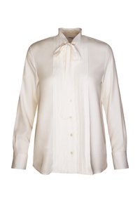 Creme bluse med høj krave og bånddetalje, der har vertikale plisseringer, lange ærmer og knaplukning foran. Glat satin tekstur.