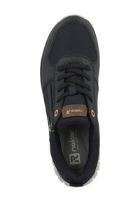 Dunkelblauer Sneaker mit Netz- und glatten Oberflächen, runder Zehenpartie, schwarzen Schnürsenkeln, seitlichem Reißverschluss, braunem Lederakzent und weißer Gummisohle.