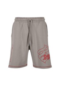 Grå bomuldsshorts med elastisk talje, snøre og røde logo- og grafiske accenter på venstre ben. Har kontrastsyninger.