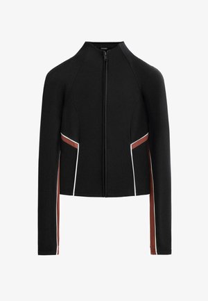 Črna atletska jakna z dolgimi rokavi in sprednjo zadrgo. Dizajn vključuje kontrastne bele in rjave stranske črte. Gladek tekstura.