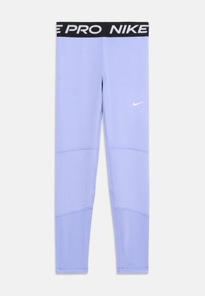 Lila Nike Pro legging met zwarte elastische tailleband met daarop de tekst "NIKE PRO" en een kleine witte Nike Swoosh op de linkerdij.