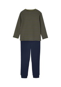 Langärmliges Rippoberteil mit olivgrünen und schwarzen horizontalen Streifen, kombiniert mit einfarbigen, marineblauen Ripp-Hosen, auf einem weißen Hintergrund ausgebreitet.