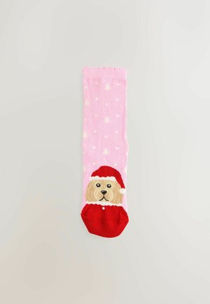 Rosa Socken mit einem Cartoon-Hund, der einen roten Weihnachtsmann-Hut und ein Halsband trägt, mit weißen Punkten und Weihnachtsbaum-Mustern überall.