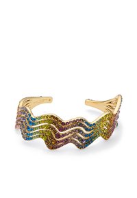 Bracciale a manica di colore dorato con un design ondulato decorato con strass multicolori in verde, blu, rosa e viola, con una finitura testurizzata.