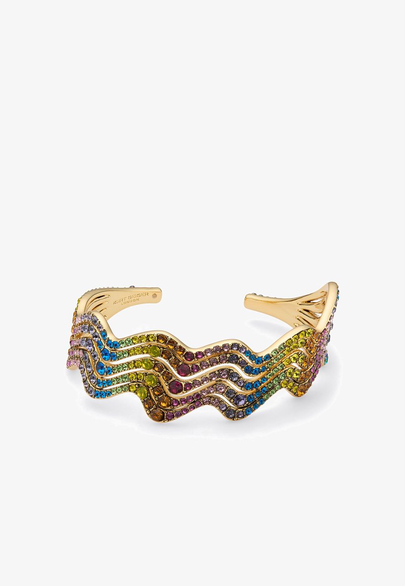 Bransoletka na nadgarstek w kolorze złotym z falistym wzorem, ozdobiona wielokolorowymi cyrkoniami w kolorze zielonym, niebieskim, różowym i fioletowym, o teksturowanym wykończeniu.