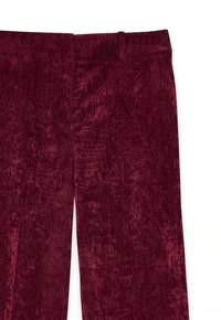 Pantalones de terciopelo burdeos con un acabado texturizado. Presentan una cinturilla y un diseño de pierna recta. Tela suave con sutiles variaciones de color.
