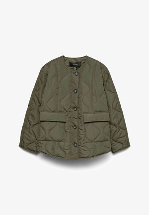 Jachetă matlasată verde măsliniu cu decolteu rotund, închidere frontală cu nasturi și două buzunare mari cu clapetă. Țesătură netedă și model texturat.