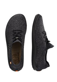 Czarne dzianinowe buty z teksturowaną cholewką, z czarnymi sznurówkami i gumową podeszwą. Wnętrze zawiera wyściełaną wkładkę z wytłoczonym logo.