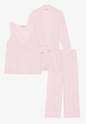 Σετ lounging τριών κομματιών σε απαλό ροζ, που περιλαμβάνει ένα αμάνικο tank, ένα μακρυμάνικο cardigan με κορδόνι και παντελόνια ελαφριάς εφαρμογής. Λείο υλικό σε όλη την επιφάνεια.