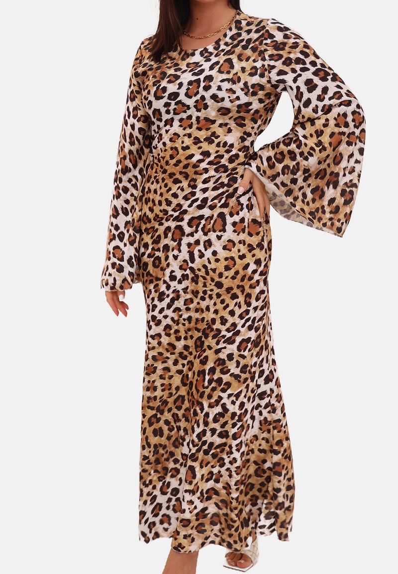Abito lungo con stampa leopardata in tessuto morbido, caratterizzato da maniche a campana, scollo rotondo e silhouette fluida con una combinazione di tonalità marrone, nero e bianco.