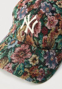 Színes baseballsapka virágmintával, texturált anyagból készült. Az elején fehér hímzett NY logó található.