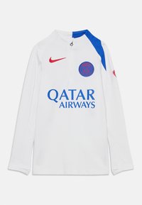 Maillot à manches longues blanc avec un accent bleu sur une épaule, logo Nike rouge et texte "QATAR AIRWAYS" en bleu, comportant une fermeture éclair partielle au col.