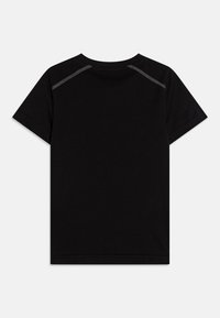 Camiseta negra de manga corta con escote redondo. Presenta costuras grises a lo largo de las costuras de los hombros. Fabricada con un tejido suave y liso.
