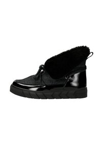 Zwarte sneakerlaarzen met een glanzende lakleren neus, een lijf van getextureerde stof, een zachte zwarte voering en een robuuste zool met zigzagpatroon.