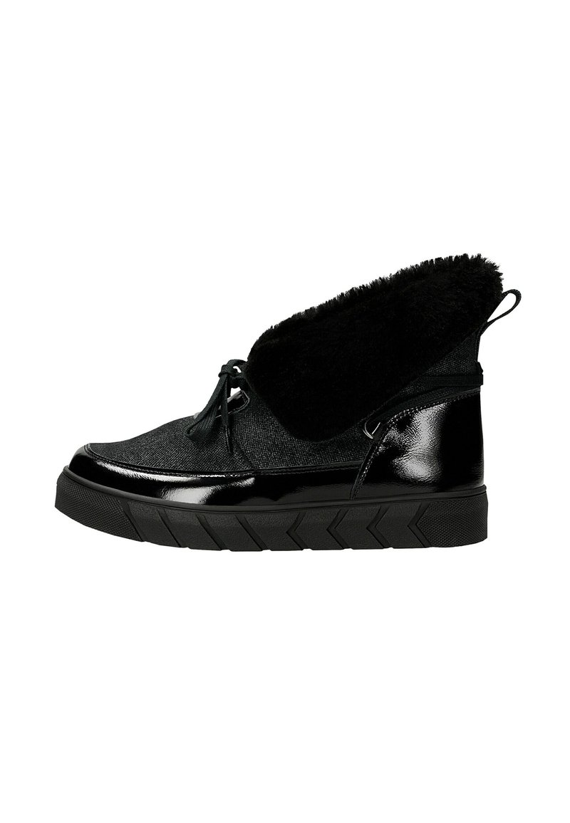 Zwarte sneakerlaarzen met een glanzende lakleren neus, een lijf van getextureerde stof, een zachte zwarte voering en een robuuste zool met zigzagpatroon.