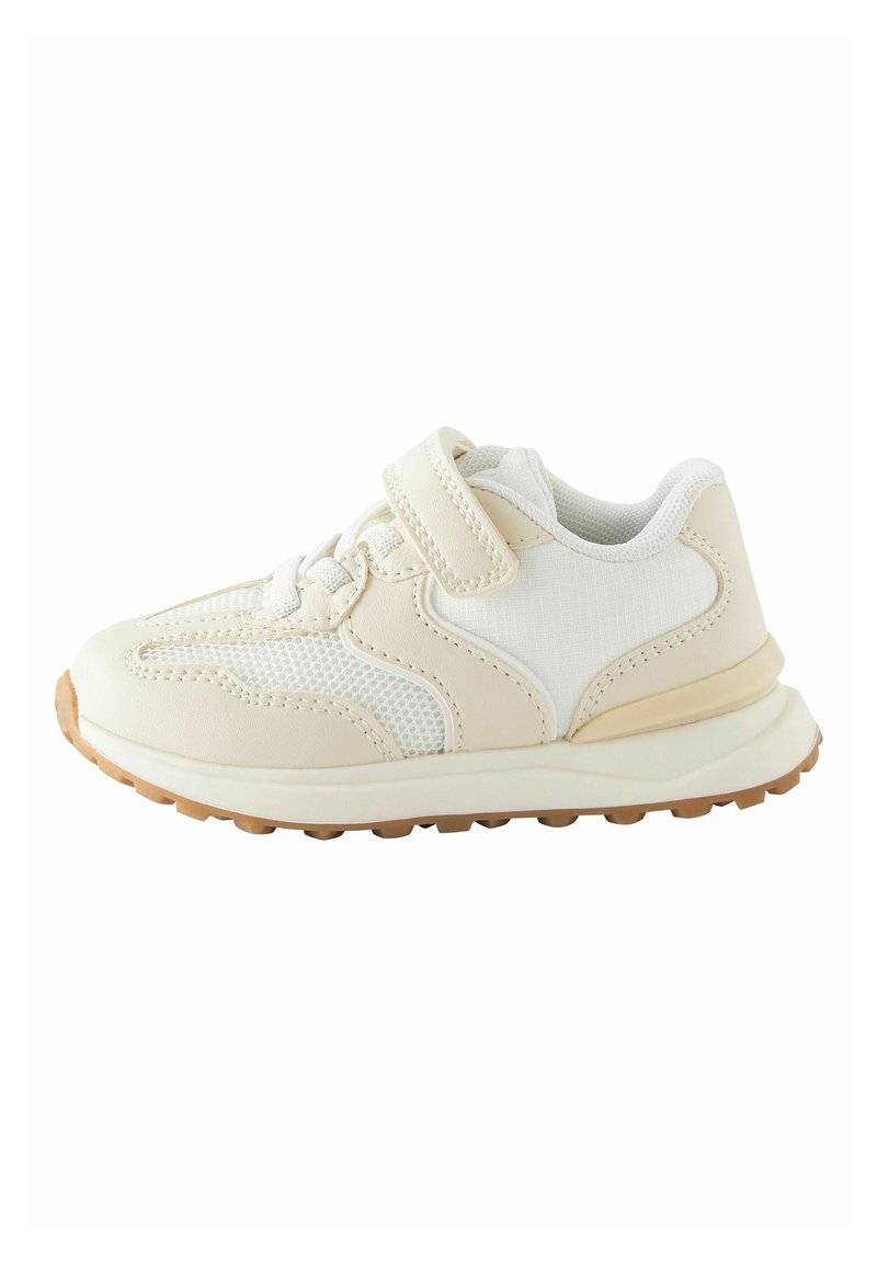 Sneaker z kremowo-białym wzorem, wykonany z siateczki i sztucznej skóry, z regulowanym paskiem na rzep oraz teksturowaną gumową podeszwą.