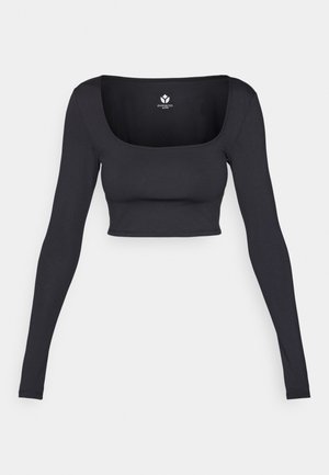 Černý crop top s dlouhým rukávem a čtvercovým výstřihem, vyrobený z hladké látky, s přiléhavým střihem a minimem švů.