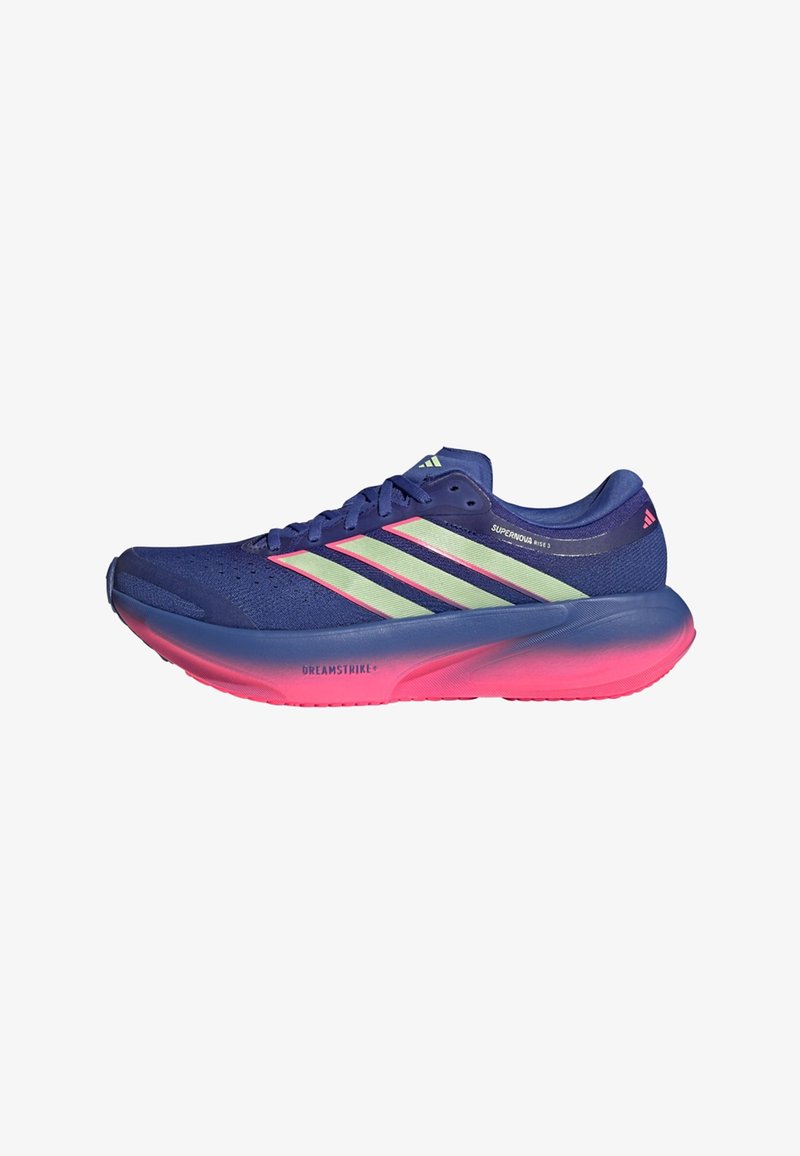 Μπλε αθλητικό παπούτσι Adidas με φωτεινές πράσινες ρίγες και παχύ, μπλε προς ροζ διαβαθμισμένο πέλμα με τις ετικέτες Dreamstrike και Supernova Rise 3.