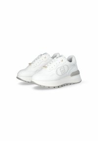 Zapatillas blancas con un upper de cuero suave, acentuadas con detalles perforados, ojales dorados y una suela gris gruesa para una mayor altura.