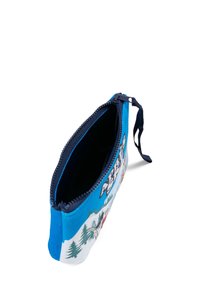 Sacchetto con cerniera in tessuto blu con design a tema neve in bianco. Presenta una cerniera blu scuro e un piccolo manico ad anello per una facile portabilità.