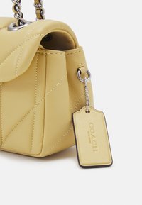COACH QUILTED COVERED TABBY WITH CHAIN - Torbica - hay