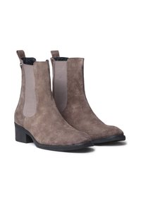 Botas de tobillo de ante marrón con paneles laterales elásticos, punta redondeada y tacón bajo. Superficie texturizada con forro liso negro.