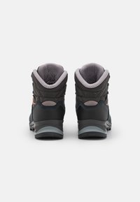 Bottes de randonnée noires avec des accents gris, col rembourré, doublure intérieure texturée, semelles en caoutchouc et design à lacets.