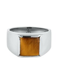 Silver ring med en kvadratisk, guldbrun sten i mitten. Slät yta med snedställda kanter och ingraverad detalj inuti banden.