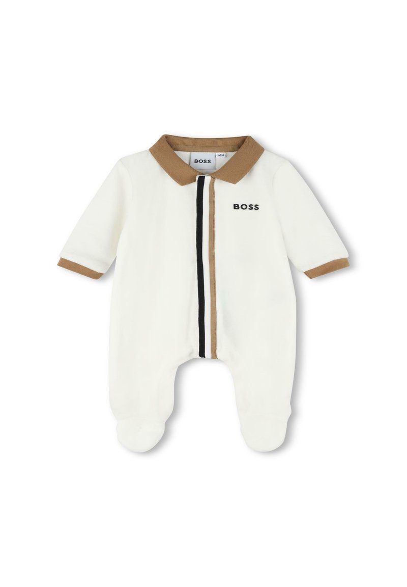 Ensemble pour bébé en polaire blanche avec un col marron, présentant une rayure noire et marron sur le devant et le logo "BOSS" sur la poitrine gauche.