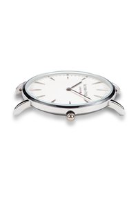 Reloj de acero inoxidable plateado con una esfera blanca, perfil delgado, marcadores de hora simples y una corona a un lado. Cristal suave.
