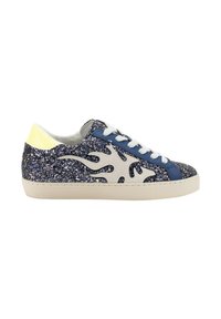 Zapatillas deportivas azul marino brillantes con diseño de llamas blancas, parte superior texturizada, cordones blancos y acento amarillo en el talón; suela de goma; estilo casual.