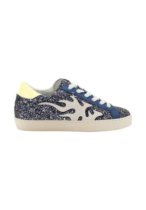 Zapatillas deportivas azul marino brillantes con diseño de llamas blancas, parte superior texturizada, cordones blancos y acento amarillo en el talón; suela de goma; estilo casual.