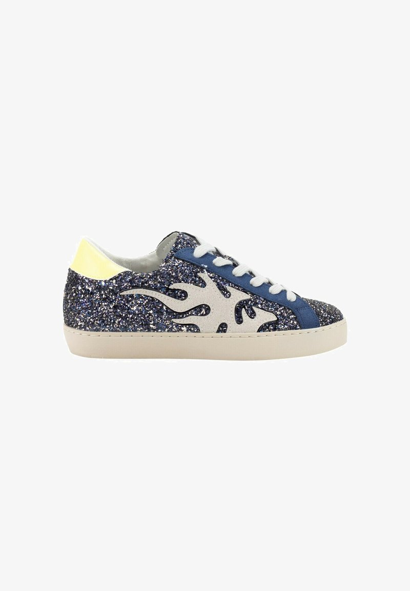 Zapatillas deportivas azul marino brillantes con diseño de llamas blancas, parte superior texturizada, cordones blancos y acento amarillo en el talón; suela de goma; estilo casual.