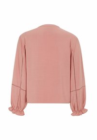 Langärmlige, rosefarbene Bluse mit Rundhalsausschnitt, die über geraffte Ärmel und eine saubere Nahtverarbeitung entlang der Nähte für Textur verfügt.