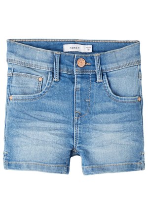 Short en denim bleu clair pour tout-petit avec poches avant, boutons en cuivre, passants de ceinture et une étiquette de taille à l’intérieur de la ceinture.