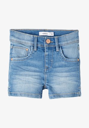 Lyseblå denim shorts til småbørn med forlommer, kobberknapper, bæltestropper og en størrelseslabel inde i linningen.