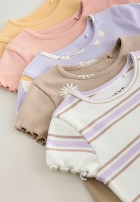 Cinq hauts côtelés à manches courtes dans des couleurs pastel, comprenant du rose, de la lavande, du beige avec des accents floraux, et du blanc avec des rayures violettes et beiges.