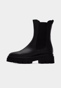 Mustast nahast pahkluu saapad elastsete külgpaneelidega, paksu kummist tallaga ja siledapinnaline. Tagaküljel on tõmmetasku mugavaks jalga panekuks.