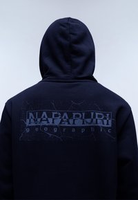 Marine hoodie met een groot, gewatteerd grijs logo op de rug met "NAPAPIJRI" en "geographic", capuchonontwerp, zachte stof.