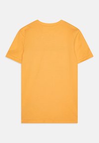 Camiseta de manga corta de algodón en un brillante color naranja, con un corte clásico, textura suave y un diseño de cuello sencillo. Sin logotipos ni patrones visibles.